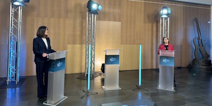 La candidata de Consens, Rosa Gili, i la candidata de Demòcrates + Acció + Progressistes SDP + Independents, Anna Garcia, durant el debat electoral.
