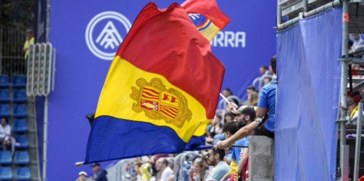 Aficionats a l’Estadi Nacional d’Andorra la Vella.