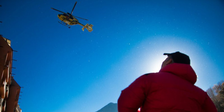 Un membre del GRIM observa l’helicòpter que buscava la dona desapareguda, a Escaldes-Engordany.