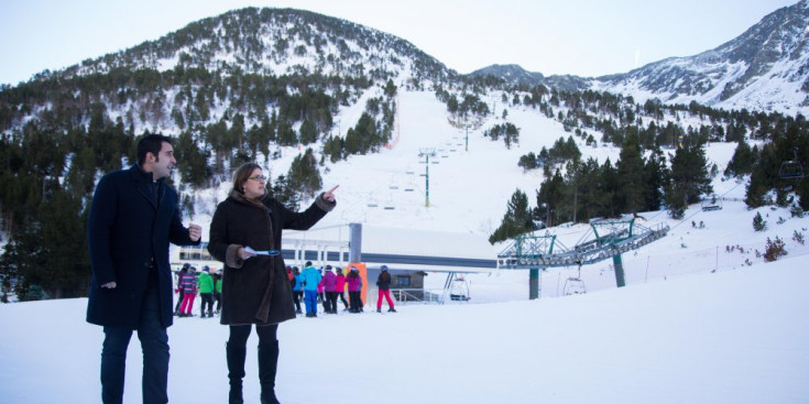 Lluís Albert López, número cinc de la llista dels liberals a Ordino, amb Sandra Tudó, la número u, ahir a Arcalís