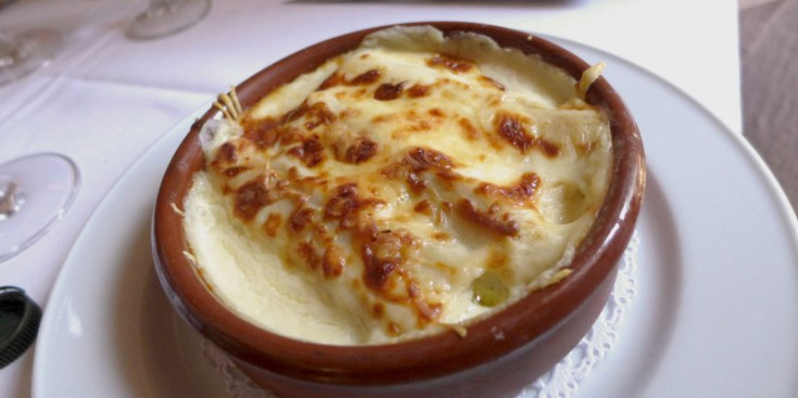 Imatge d'un plat tradicional de canelons amb beixamel i gratinats amb formatge.