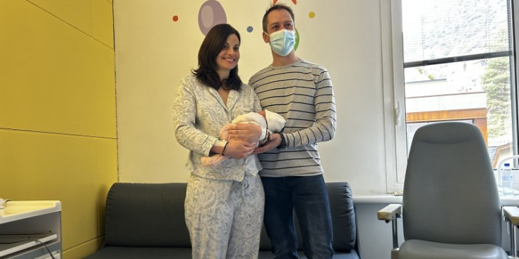El primer nadó de l’any nascut a Andorra, Jana Turnè Bullich, als braços de la seva mare, Anna i al costat del seu pare, Carles.