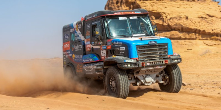 El Ford Cargo d’Albert Llovera, Margot Llobera i Marc Torres, competint al Dakar aquest cap de setmana.