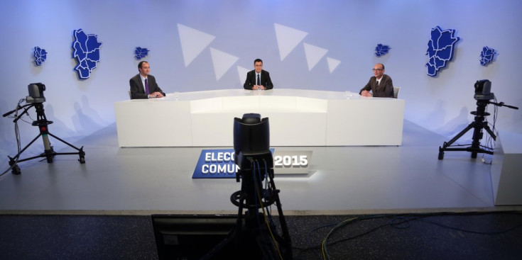 Els candidats Albert Esteve i David Baró als estudis de RTVA moments abans del debat, ahir.