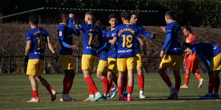 L’FC Andorra celebrant el gol d’Álvaro Martín, ahir a la Vall d’en Bas.