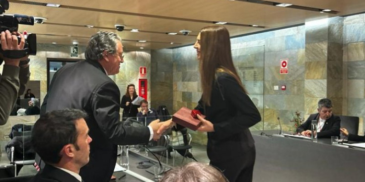 La consellera de la minoria, Jordina Bringué, saludant al conseller Enric Dolsa després d’haver jurat el càrrec ahir en la sessió de Consell de Comú.