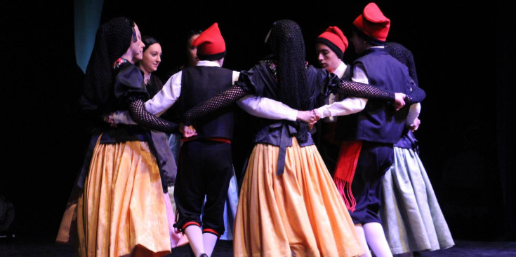 Actuació de l’Esbart d’Andorra la Vella durant la celebració del 35è aniversari.