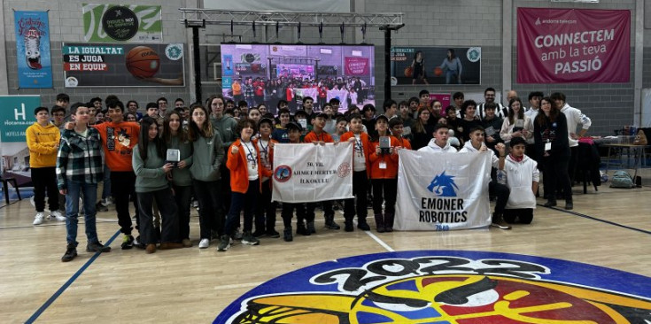 Els alumnes que van participar en el primer torneig ‘Andorra Telecom Gran Premi Pirineus’ al Pavelló Joan Alay.