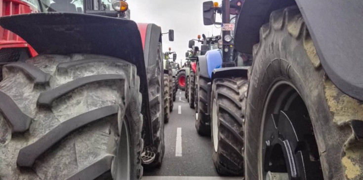 Imatge dels tractors que bloquegen la carretera.