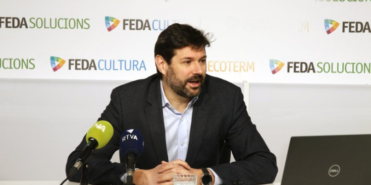 El gerent de FEDA Solucions, Ivan Mora, durant la presentació de la nova versió i imatge de l'app de mobilitat sostenible de FEDA Solucions, Mou_T_B.
