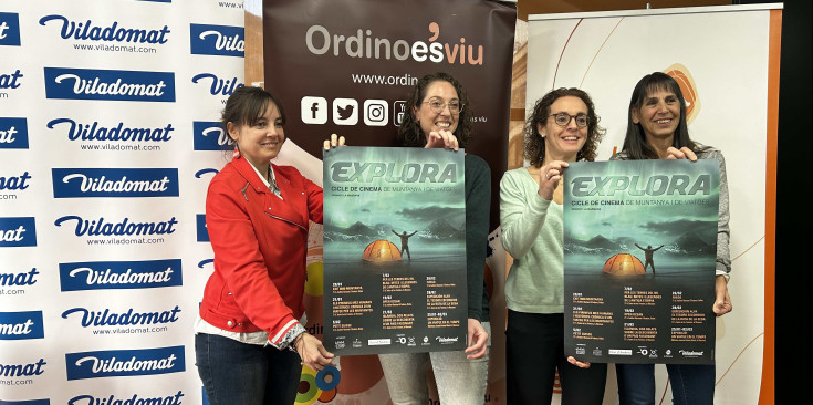 Verdaguer, Armengol, Palau i Galícia amb el cartell de l’edició del Cicle de Cinema de Muntanya i de Viatges.
