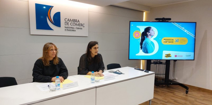 La directora de l’Associació Carnet Jove Andorra, Mònica Sala, i la directora de la Cambra de Comerç, Indústria i Serveis, Sol Rossell, durant la presentació.