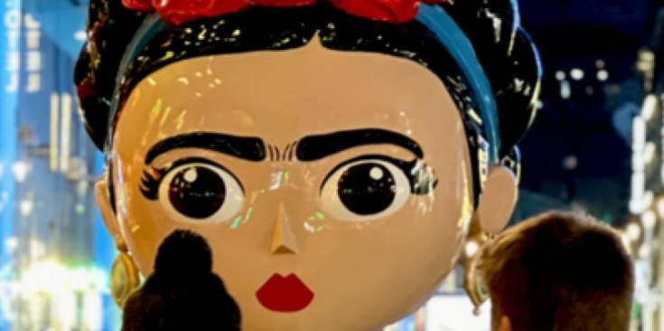 Una mostra de l'exposició sobre Frida Kahlo a l'avinguda Carlemany.