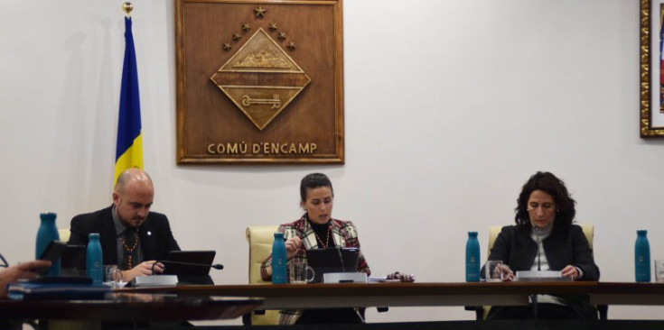La cònsol major d’Encamp, Laura Mas, el cònsol menor, Xavier Fernàndez, i la secretària general, Cristina Prat.