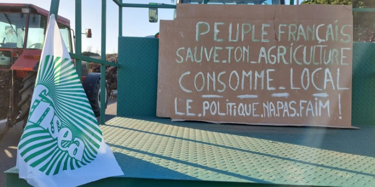 A l’esquerra, una imatge d’una de les protestes dels agricultors francesos. A la dreta, el cartell anunciant la mobilització per bloquejar la Croisade.