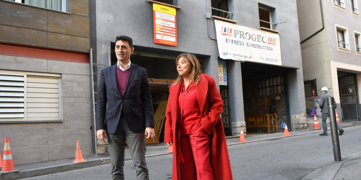 Conxita Marsol i Raul Ferré, davant de l’edifici del carrer Roureda de Sansa 8, a Andorra la Vella, avui.
