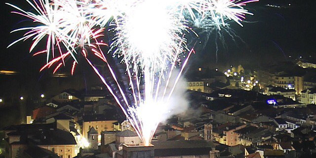 A l’esquerra els focs artificials que van posar fi a l’encesa, i a la dreta, l’estrella de l’inici.