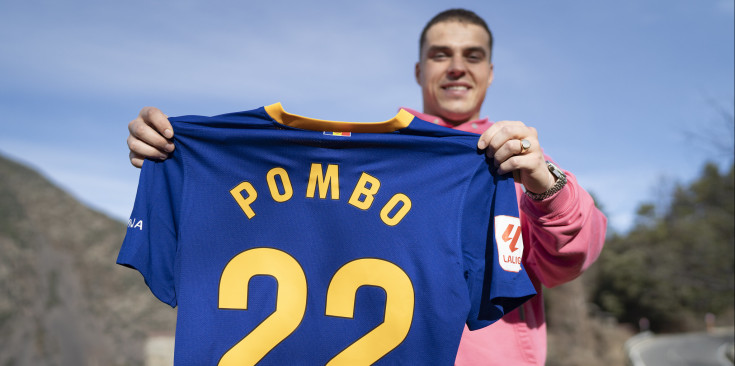 Jorge Pombo mostra la samarreta de l’FC Andorra, ahir.