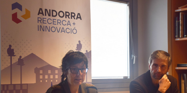 Els investigadors, Marta Alberch i Joan Micó, en la presentació d’ahir.