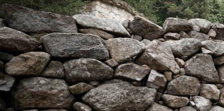 Un mur de pedra seca.