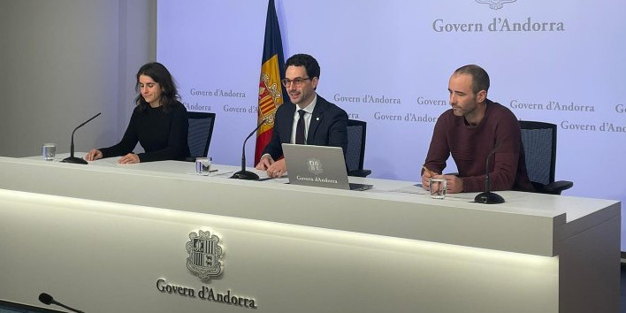 Lucía Rivero, Guillem Casal i Oriol Travesset durant la roda de premsa d’ahir