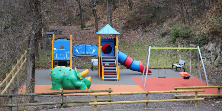 El nou parc infantil a l'entrada de Bixessarri.
