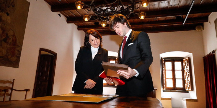 La presidenta del Parlament de Catalunya, Anna Erra, i el síndic general, Carles Ensenyat, a la Casa de la Vall.