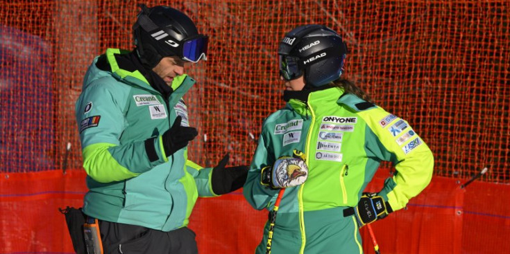 L’esquiadora andorrana, Cande Moreno, amb l’entrenador Simon Bastelica, a Cortina d’Ampezzo, Itàlia.