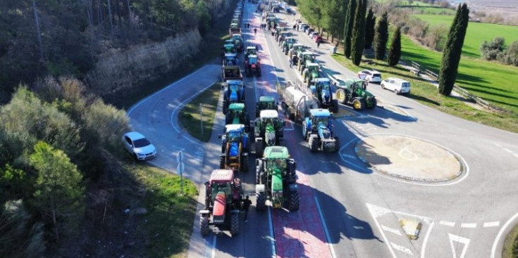 Una imatge dels tractors bloquejant la Bassella, ahir.