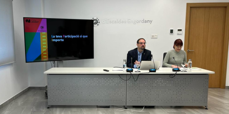El conseller de Joventut i Ciutadania, Ramon Tena, i la cap del Departament de Joventut, Belen Ibáñez, en la presentació del taller.
