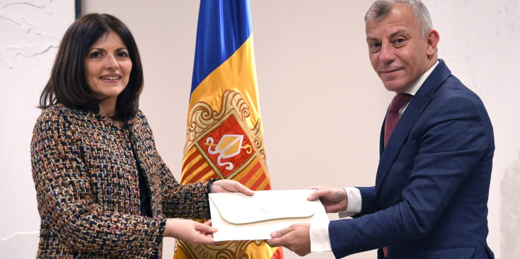 La ministra d’Afers Exteriors, Imma Tor, en el lliurament còpies d’estil amb l’ambaixador de Macedònia del Nord.