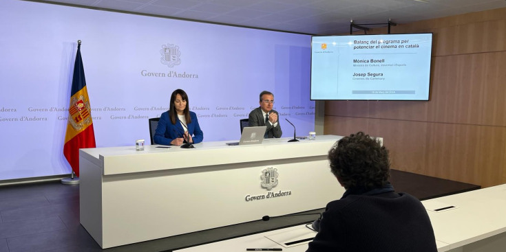La ministra de Cultura, Joventut i Esports, Mònica Bonell, i el director general de l'Illa Carlemany, Josep Segura.