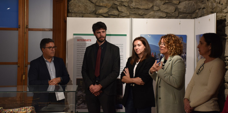 La consellera de Cultura, Teresa Areny, explicant l’exposició ‘Integrats’.