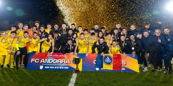 L’FC Andorra celebra el títol.
