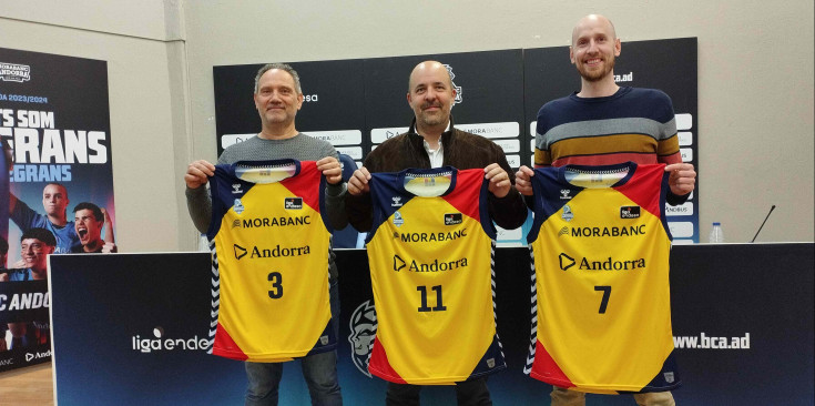 Xavier Luque, Gorka Aixàs i Thomas Schreiner amb la samarreta amb la qual el MoraBanc jugarà dissabte.