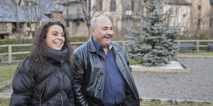 Roser Carmona i Alain Molné passejant per les zones urbanes d’Ordino, ahir.