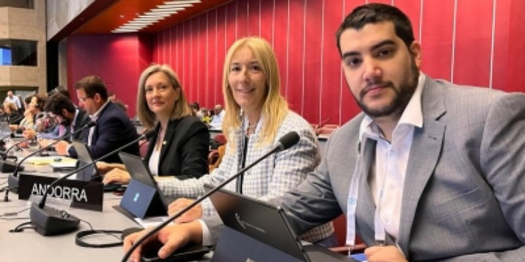 La subsíndica general, Sandra Codina, i els consellers generals Maria Àngels Ache i Pere Baró, en la 148a assemblea de la Unió Interparlamentària (UIP).