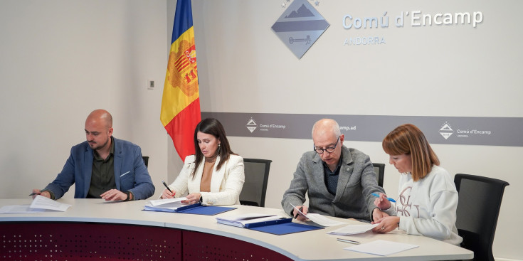 La signatura del contracte entre els representants del Comú d'Encamp i Saetde.