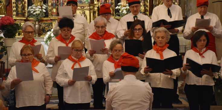 Un instant de la cantada de Caramelles a l'església de Sant Corneli i Sant Cebrià d'Ordino.