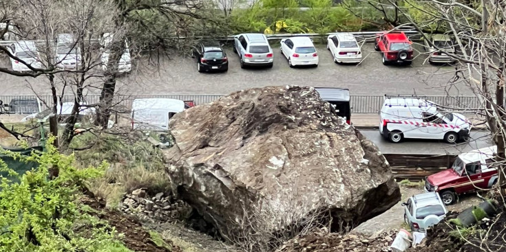 El bloc rocós aturat a sobre de l'aparcament Bonavista.