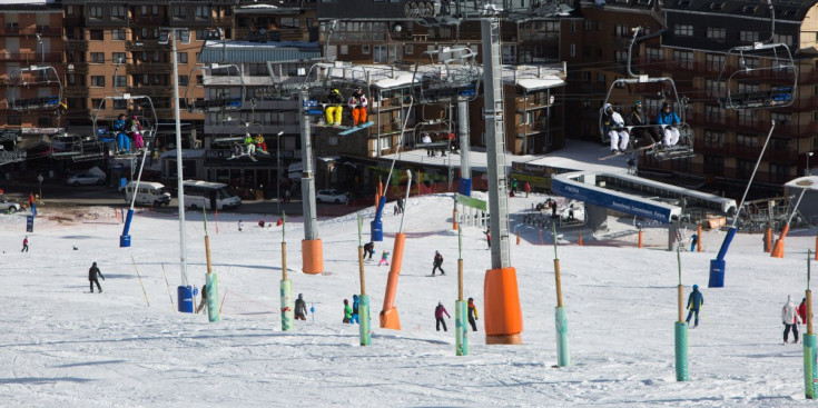 Alguns dels esquiadors que ahir encara feien les últimes baixades a les pistes de Grandvalira del Pas de la Casa.