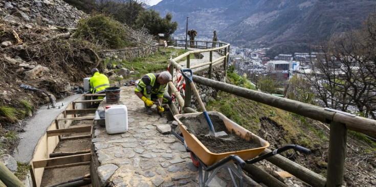 Els operaris del Comú d'Andorra la Vella ultimant els treballs de neteja.