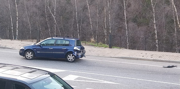 Una imatge del cotxe aparcat amb el qual ha topat l'Opel Corsa.