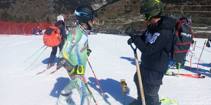 L'esquiador andorrà Xavier Cornella i el responsable tècnic de l'equip nacional, Fred Beauviel.