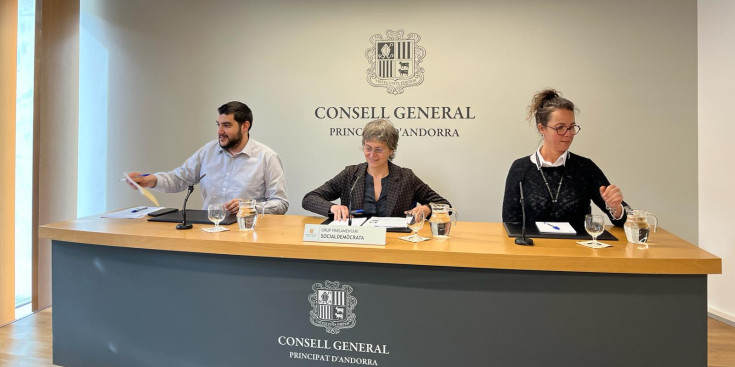 La presidenta del grup parlamentari socialdemòcrata, Judith Casal, i els consellers generals Susanna Vela i Pere Baró.