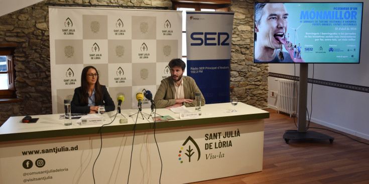 La directora de Ràdio SER Principat d’Andorra, Marisol Fuentes, i el cònsol major de Sant Julià de Lòria, Cerni Cairat, avui.