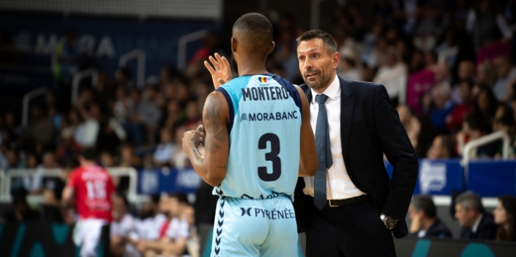 Lezkano donant instruccions a Montero durant el darrer partit del MoraBanc Andorra.