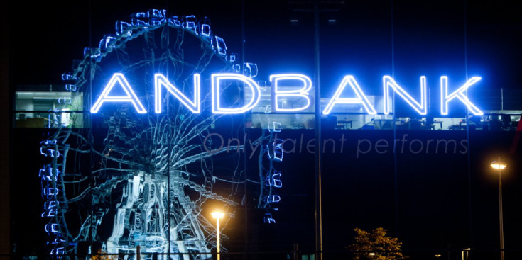 Reflex del nom d'Andbank en una façana.