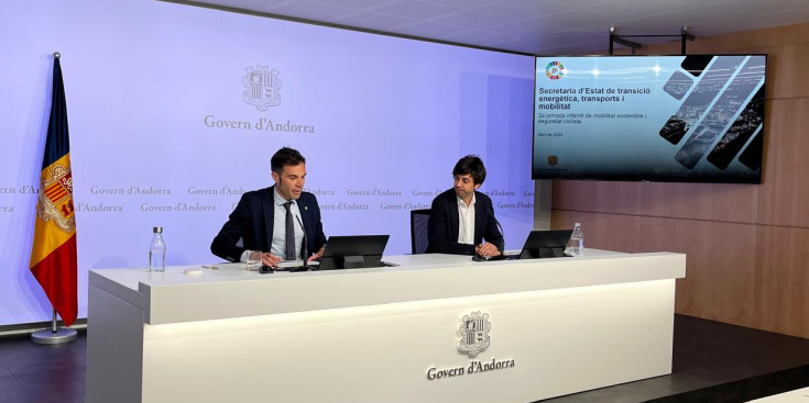 El secretari d'Estat de Transició Energètica, Transports i Mobilitat, David Forné, i el cònsol major d'Andorra la Vella, Sergi González, durant la presentació.