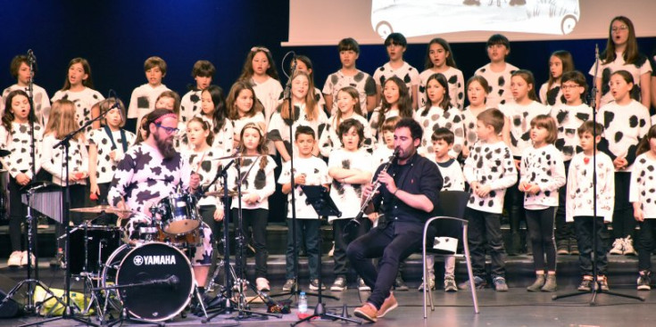 Els alumnes de l'Institut de Música d'Andorra durant la 'Cantata Vaca Florinda'.